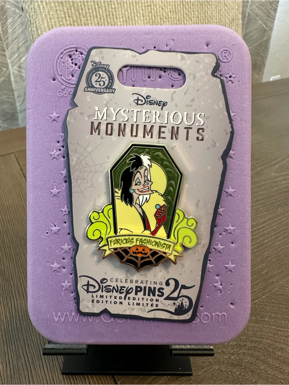 2025 Disney Parks Mysterious Monuments Cruella De Vil Fashionista LE Pin